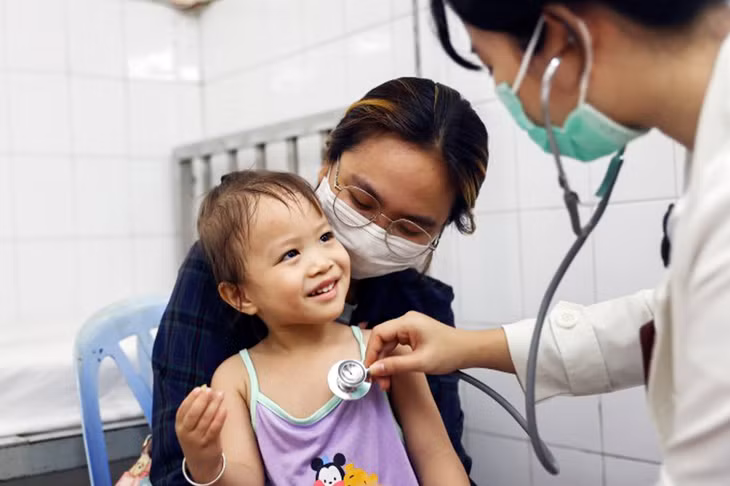 Bác sĩ khám bệnh tại Bệnh viện Nhiệt đới TP.HCM