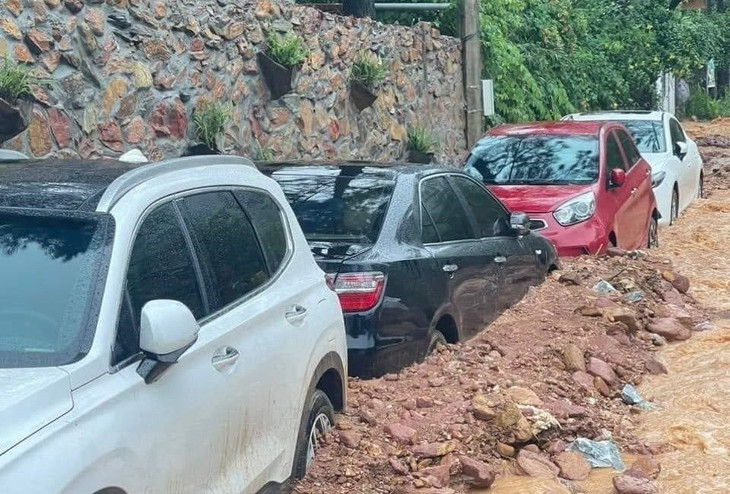 Nhiều ô tô bị mắc kẹt tại khu vực thôn Phú Minh, xã Minh Phú, Sóc Sơn, Hà Nội Nhiều ô tô bị mắc kẹt tại khu vực thôn Phú Minh, xã Minh Phú, Sóc Sơn, Hà Nội