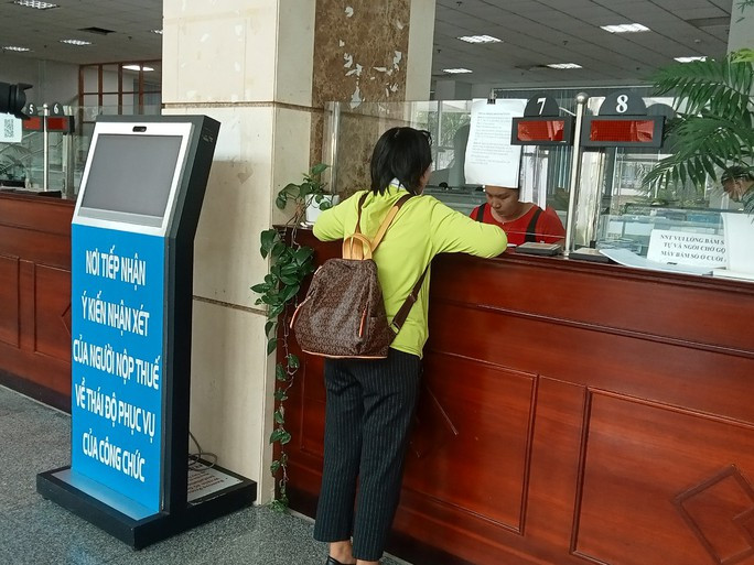 Người dân giao dịch tại Cục Thuế TP.HCM Người dân giao dịch tại Cục Thuế TP.HCM