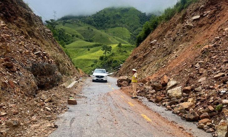 Đất đá sạt lở tại Quốc lộ 6 đoạn qua huyện Tuần Giáo (tỉnh Điện Biên)