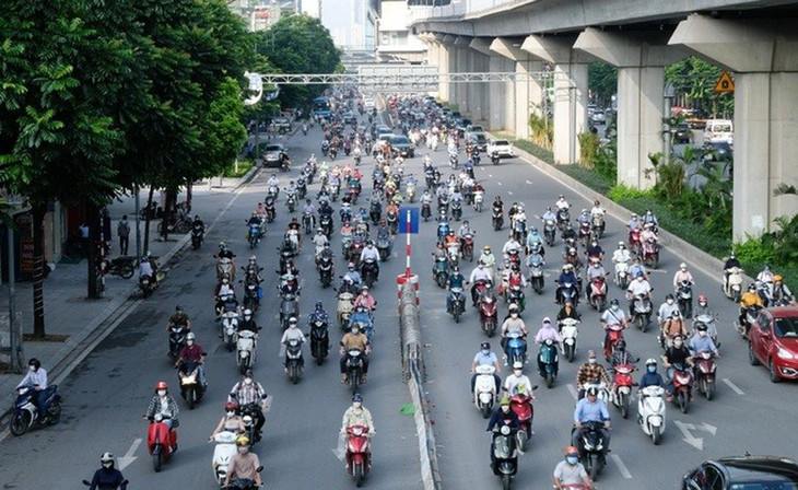 Mặc dù đường Nguyễn Trãi đã được phân làn bởi các dải phân cách cứng ở giữa, các phương tiện vẫn di chuyển lẫn lộn giữa các làn Mặc dù đường Nguyễn Trãi đã được phân làn bởi các dải phân cách cứng ở giữa, các phương tiện vẫn di chuyển lẫn lộn giữa các làn