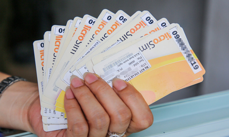 Một tệp thẻ sim trên tay người bán tại một cửa hàng ở Hà Nội Một tệp thẻ sim trên tay người bán tại một cửa hàng ở Hà Nội