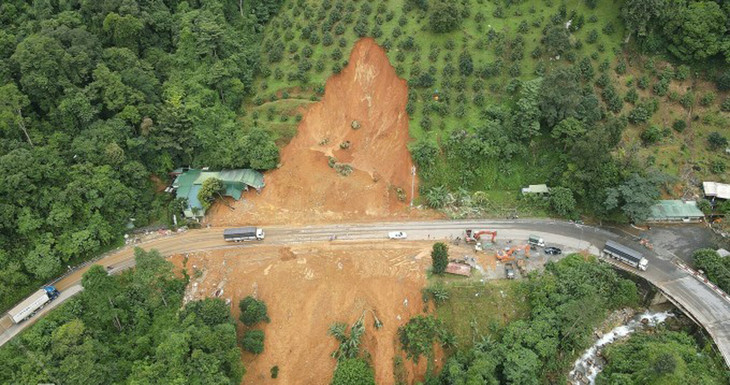 Ô tô chạy qua khu vực sạt lở đã được dọn dẹp, sáng 1/8 Ô tô chạy qua khu vực sạt lở đã được dọn dẹp, sáng 1/8