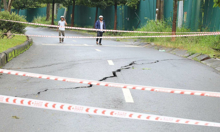 Cơ quan chức năng căng dây ngăn không cho xe qua lại