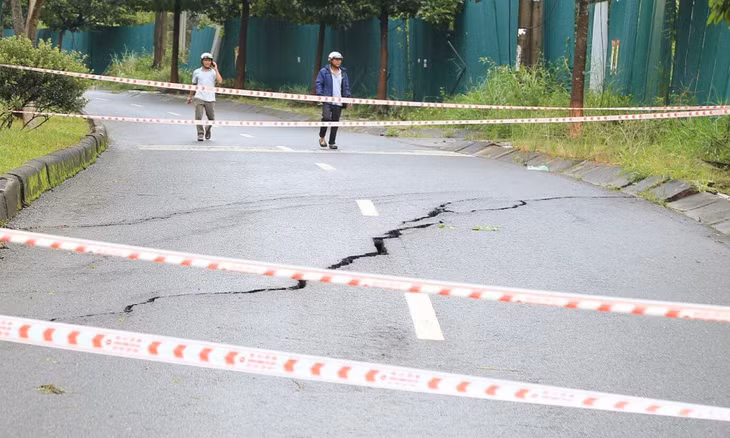 Cơ quan chức năng căng dây ngăn không cho xe qua lại