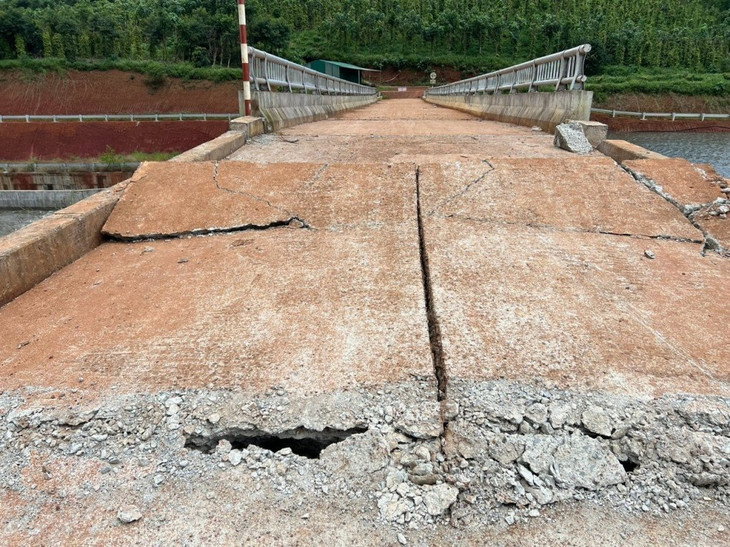 Bêtông thân đập bị trồi lên, nứt kéo dài hàng chục mét Bêtông thân đập bị trồi lên, nứt kéo dài hàng chục mét