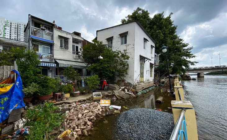 Đoạn kè bị sụt lún ở Thanh Đa cách đây hơn một tháng