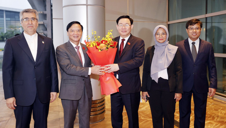 Phó Chủ tịch Quốc hội Nguyễn Khắc Định và các đại biểu tiễn Chủ tịch Quốc hội Vương Đình Huệ và thành viên Đoàn Đại biểu cấp cao Quốc hội Việt Nam tại sân bay quốc tế Nội Bài