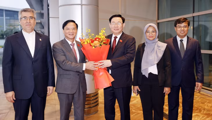 Phó Chủ tịch Quốc hội Nguyễn Khắc Định và các đại biểu tiễn Chủ tịch Quốc hội Vương Đình Huệ và thành viên Đoàn Đại biểu cấp cao Quốc hội Việt Nam tại sân bay quốc tế Nội Bài