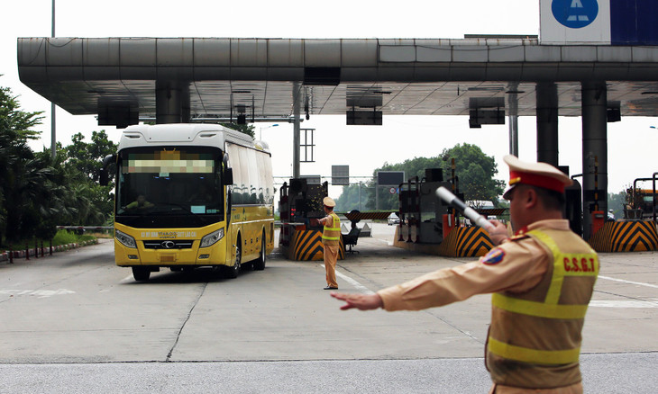 Các ô tô kinh doanh vận tải hành khách đều được lực lượng CSGT kiểm tra Các ô tô kinh doanh vận tải hành khách đều được lực lượng CSGT kiểm tra