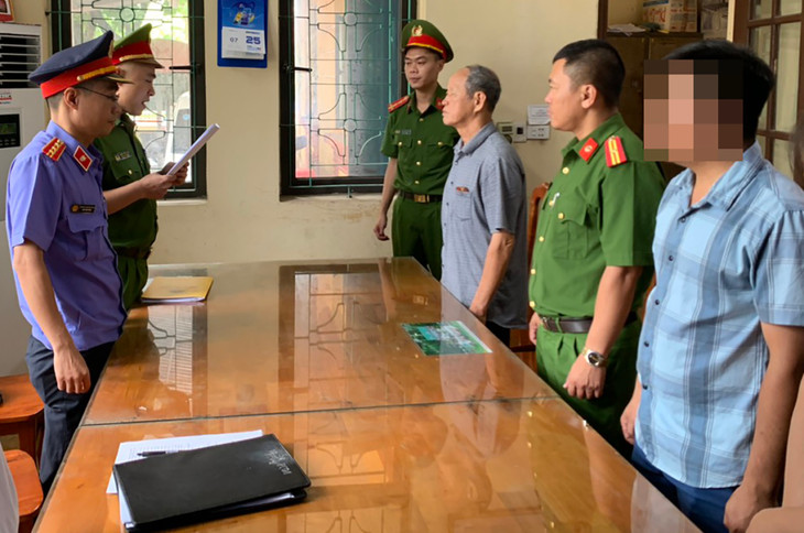 Cơ quan điều tra tống đạt quyết định khởi tố với ông Luật Cơ quan điều tra tống đạt quyết định khởi tố với ông Luật