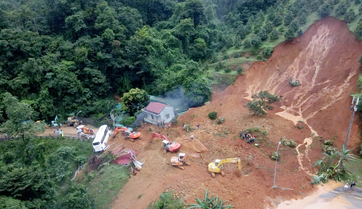 Quả đồi trồng sầu riêng ở thị trấn Đạ M&apos;ri (huyện Đạ Huoai, tỉnh Lâm Đồng) bị sạt lở