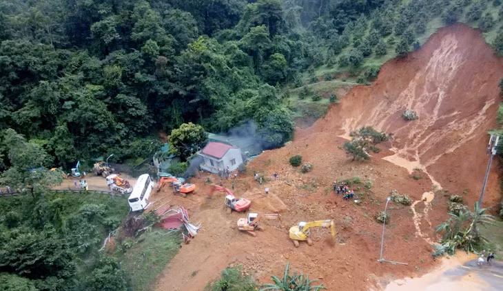 Quả đồi trồng sầu riêng ở thị trấn Đạ M'ri (huyện Đạ Huoai, tỉnh Lâm Đồng) bị sạt lở