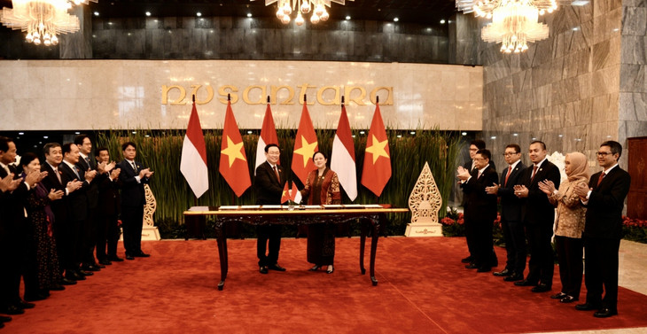 Hai nhà Lãnh đạo ký kết Thỏa thuận hợp tác giữa hai cơ quan lập pháp