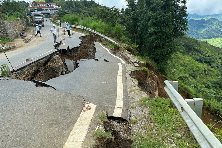 Quốc lộ 279 qua Sơn La bị chia cắt do sạt lở taluy âm Quốc lộ 279 qua Sơn La bị chia cắt do sạt lở taluy âm
