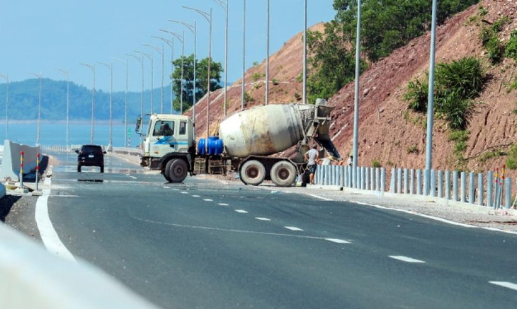 Tuy nhiên, không ít phương tiện giao thông vẫn đi vào công trường, bất chấp các xe thi công đang hoạt động ngang dọc.