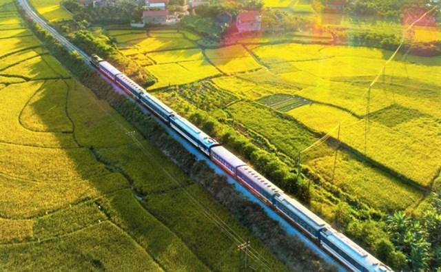Đoàn tàu của Tổng công ty Đường sắt Việt Nam lưu thông trên tuyến đường sắt Bắc-Nam
