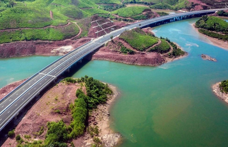 Tuyến cao tốc Vân Đồn – Móng Cái có tổng chiều dài 80,23 km, quy mô 4 làn xe, vận tốc tối đa 120km/h, tổng vốn đầu tư gần 13.000 tỷ đồng, bao gồm đoạn Vân Đồn – Tiên Yên (dài 16,08 km) từ nguồn ngân sách tỉnh Quảng Ninh và đoạn Tiên Yên – Móng Cái (dài 63,26 km) từ nguồn vốn BOT.