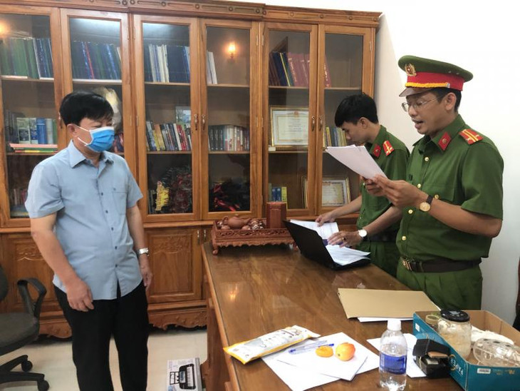 Cơ quan CSĐT Công an tống đạt quyết định khởi tố và khám xét nơi làm việc của ông Đăng. Ảnh: CAND