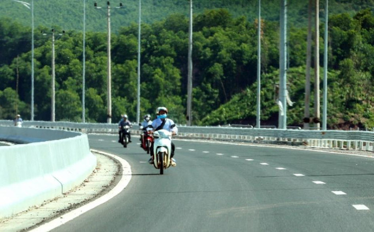 Thậm chí xe máy cũng đi từng đoàn ngược chiều khiến các đơn vị thi công gặp nhiều khó khăn.