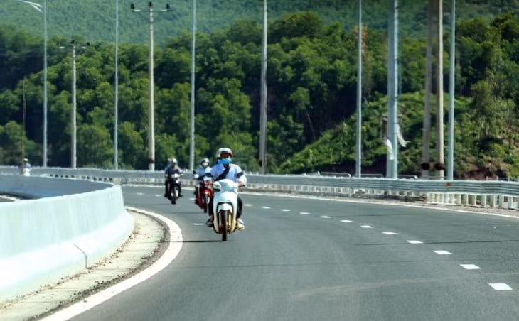 Thậm chí xe máy cũng đi từng đoàn ngược chiều khiến các đơn vị thi công gặp nhiều khó khăn.