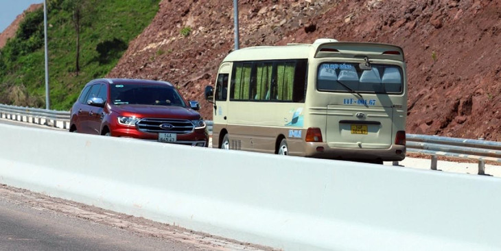 Xe ô tô cá nhân, xe khách, xe tải… đi lại tấp nập với tốc độ cao, nhiều đoạn lưu thông trên cùng một phần đường mất an toàn giao thông.