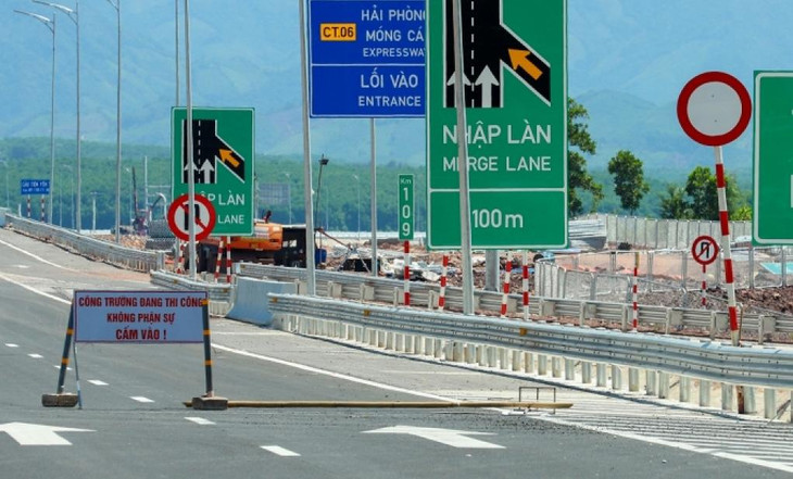 Do chưa đi vào khai thác, các lối vào tuyến đều bố trí rào chắn và biển cảnh báo. Nhiều hạng mục vẫn đang ngổn ngang như lắp đặt hàng rào bảo vệ, phản quang, tôn hộ lan, gia cố mái taluy ở các điểm có nguy cơ sạt lở…