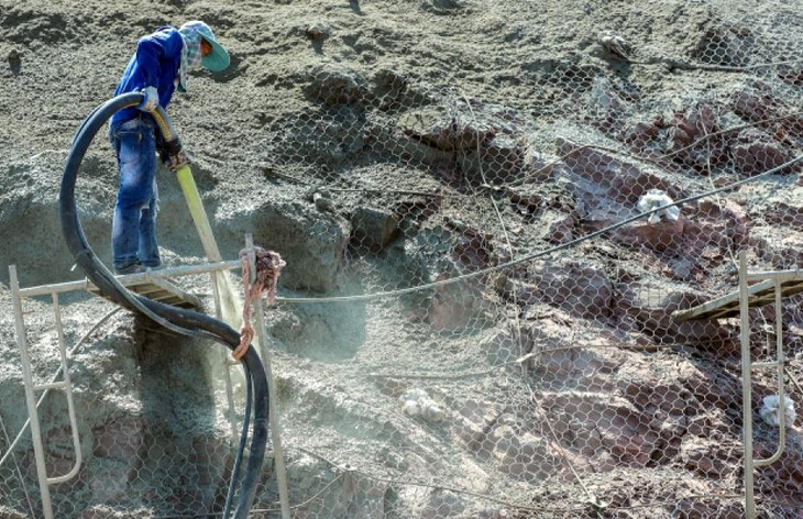 Để đưa công trình vào khai thác, Chủ đầu tư cần hoàn thiện tổng số 40 thủ tục pháp lý phức tạp, tiến độ phụ thuộc nhiều vào Hội đồng Nghiệm thu Nhà nước, Bộ GTVT và các cơ quan liên quan. Cùng với đó là các khó khăn do thiếu lao động, biến động giá cả...