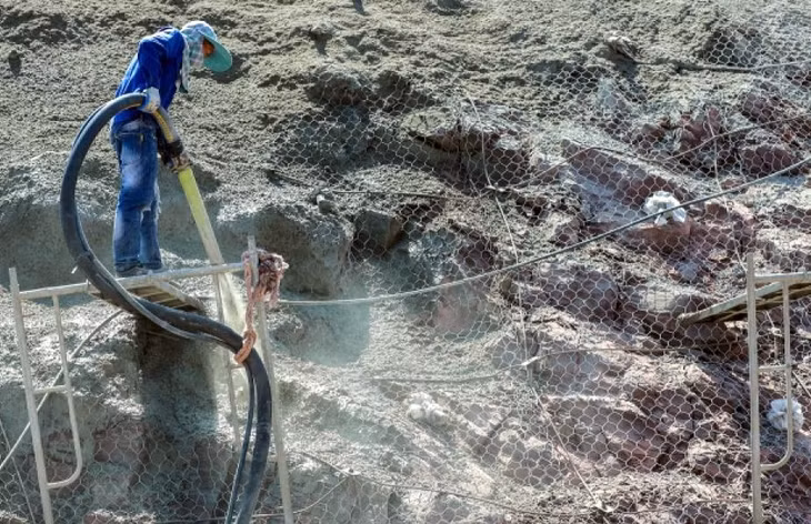 Để đưa công trình vào khai thác, Chủ đầu tư cần hoàn thiện tổng số 40 thủ tục pháp lý phức tạp, tiến độ phụ thuộc nhiều vào Hội đồng Nghiệm thu Nhà nước, Bộ GTVT và các cơ quan liên quan. Cùng với đó là các khó khăn do thiếu lao động, biến động giá cả...