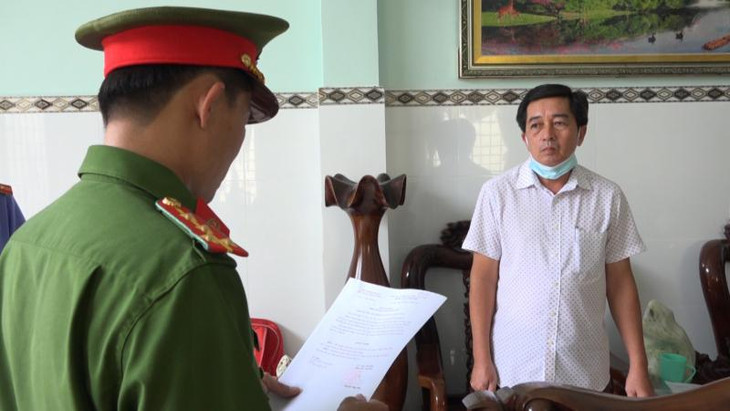 Cơ quan CSĐT Công an tỉnh Cà Mau tống đạt quyết định khởi tố, bắt tạm giam ông Định. Ảnh: CAND