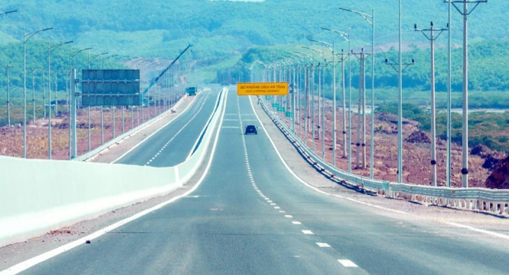 Sau hơn 3 năm thi công, dự kiến tuyến cao tốc sẽ đi vào vận hành tạm thời từ ngày 1/8/2022. Tuy nhiên, do nhiều yếu tố khách quan và yêu cầu kỹ thuật, công trình đã “lỡ hẹn”