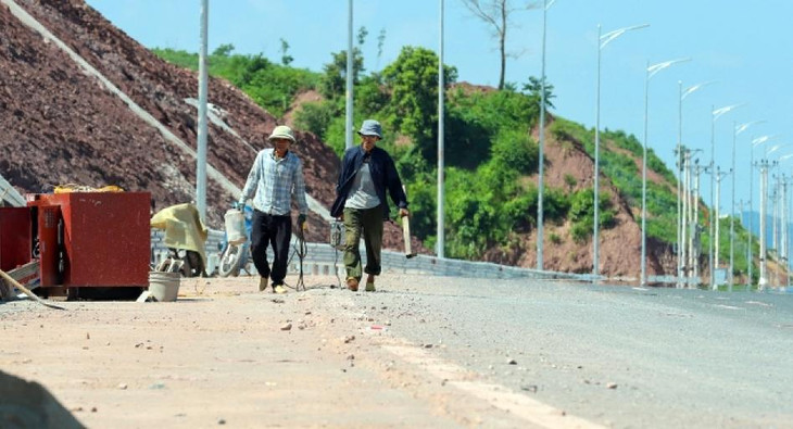 Ban Quản lý dự án đầu tư xây dựng các công trình giao thông tỉnh Quảng Ninh cho biết, nguyên nhân là do trong giai đoạn hoàn thiện Dự án đầu năm 2022, thời tiết khu vực miền Đông của Tỉnh mưa nhiều, chiếm đến 60% thời gian thi công khiến việc thi công thảm nhựa mặt đường rất khó khăn, không đảm bảo được các yêu cầu kỹ thuật.