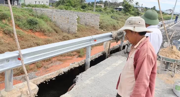 Đoạn đường 719B bị sạt lở sâu do cát trôi ra khỏi nền đường