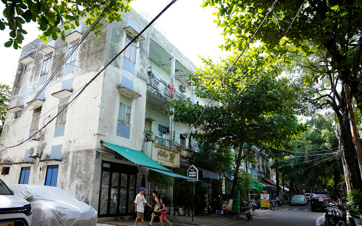 Khu chung cư Thuận Phước (quận Hải Châu, TP. Đà Nẵng) đã xuống cấp, xung quanh nhiều ô tô đậu đỗ choán lối đi Khu chung cư Thuận Phước (quận Hải Châu, TP. Đà Nẵng) đã xuống cấp, xung quanh nhiều ô tô đậu đỗ choán lối đi