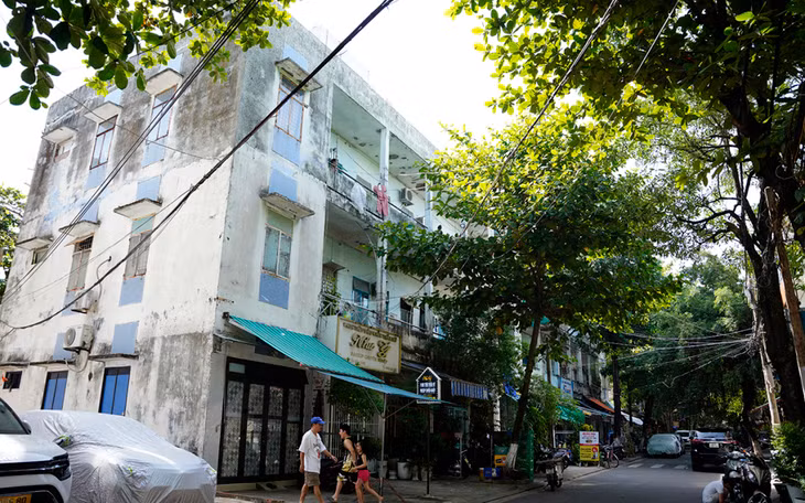 Khu chung cư Thuận Phước (quận Hải Châu, TP. Đà Nẵng) đã xuống cấp, xung quanh nhiều ô tô đậu đỗ choán lối đi