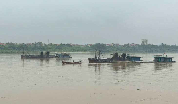 Hoạt động khai thác cát, sỏi trên sông Hồng