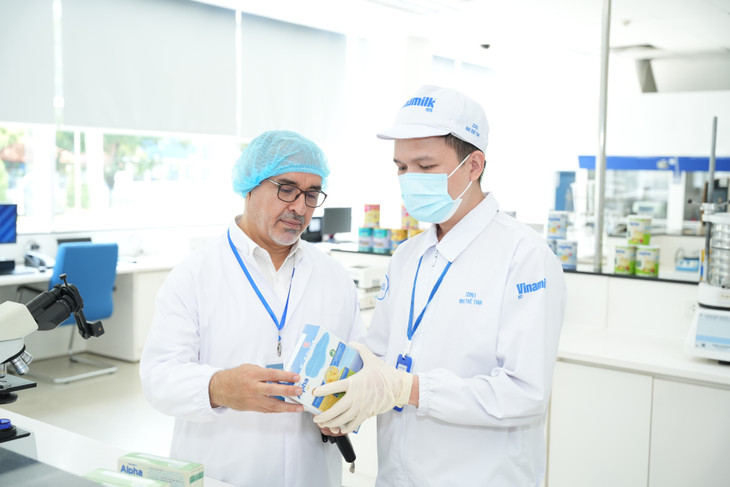 Các đối tác nhập khẩu ấn tượng khi tham quan Nhà máy sữa bột Việt Nam của Vinamilk