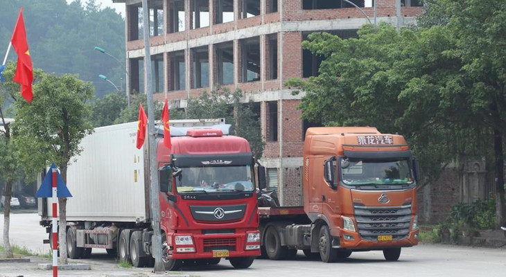 Xe chở hàng xuất khẩu chờ được thông quan tại cửa khẩu Chi Ma (Lạng Sơn)