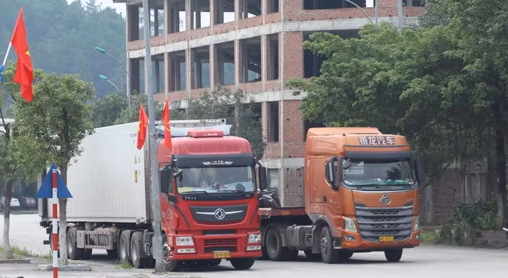 Xe chở hàng xuất khẩu chờ được thông quan tại cửa khẩu Chi Ma (Lạng Sơn)