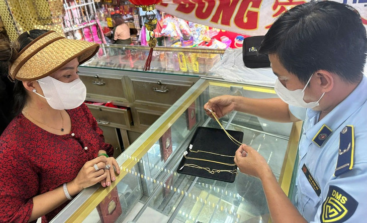Quản lý thị trường kiểm tra doanh nghiệp kinh doanh vàng ở quận 5 (TP.HCM)
