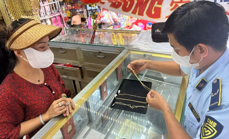 Quản lý thị trường kiểm tra doanh nghiệp kinh doanh vàng ở quận 5 (TP.HCM)