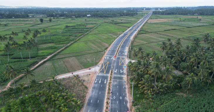 Tuyến đường xuyên qua rừng dừa ở Tam Quan, Hoài Nhơn, nối với biển Tam Quan, Bình Định Tuyến đường xuyên qua rừng dừa ở Tam Quan, Hoài Nhơn, nối với biển Tam Quan, Bình Định