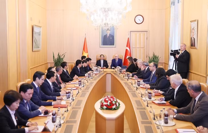 Thủ tướng Phạm Minh Chính hội kiến Chủ tịch Quốc hội Thổ Nhĩ Kỳ Numan Kurtulmus. Ảnh: TTXVN