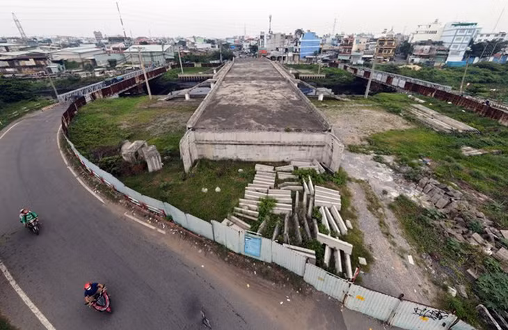 Dự án xây dựng cầu Tân Kỳ - Tân Quý (quận Bình Tân, TPHCM) bị "treo" hơn 4 năm qua.