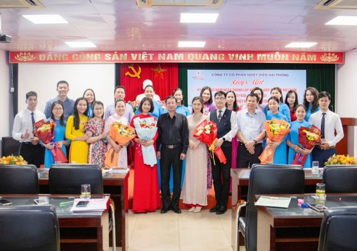 Lãnh đạo Công ty CP Nhiệt điện tặng hoa các cán bộ công nhân viên nữ nhân dịp Ngày Phụ nữ Việt Nam 20/10