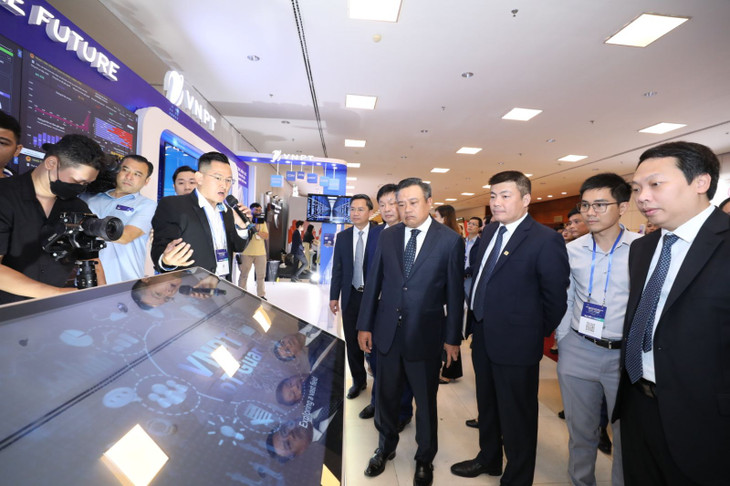 Với thông điệp “Định hình tương lai” gian trưng bày của VNPT tại Vietnam - Asia Smart City Summit 2023 đã giới thiệu về hệ sinh thái số của VNPT với nhiều giải pháp đã và đang được ứng dụng trong thực tế