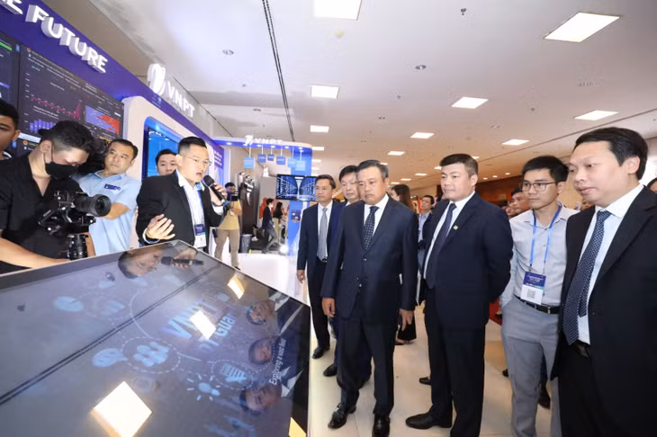 Với thông điệp “Định hình tương lai” gian trưng bày của VNPT tại Vietnam - Asia Smart City Summit 2023 đã giới thiệu về hệ sinh thái số của VNPT với nhiều giải pháp đã và đang được ứng dụng trong thực tế