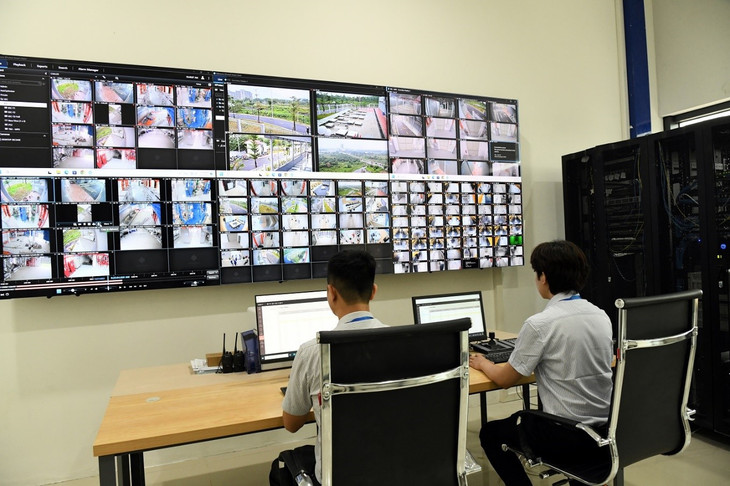 Riêng hệ thống kiểm soát truy cập an ninh tới 6 lớp bảo mật từ ngoài vào trong Data Hall với nhiều hình thức: từ cửa phân làn, cửa dò kim loại, thẻ từ, vân tay… đảm bảo an toàn cho vận hành của trung tâm cũng như bảo mật dữ liệu khách hàng ở mức cao nhất. Riêng hệ thống kiểm soát truy cập an ninh tới 6 lớp bảo mật từ ngoài vào trong Data Hall với nhiều hình thức: từ cửa phân làn, cửa dò kim loại, thẻ từ, vân tay… đảm bảo an toàn cho vận hành của trung tâm cũng như bảo mật dữ liệu khách hàng ở mức cao nhất.