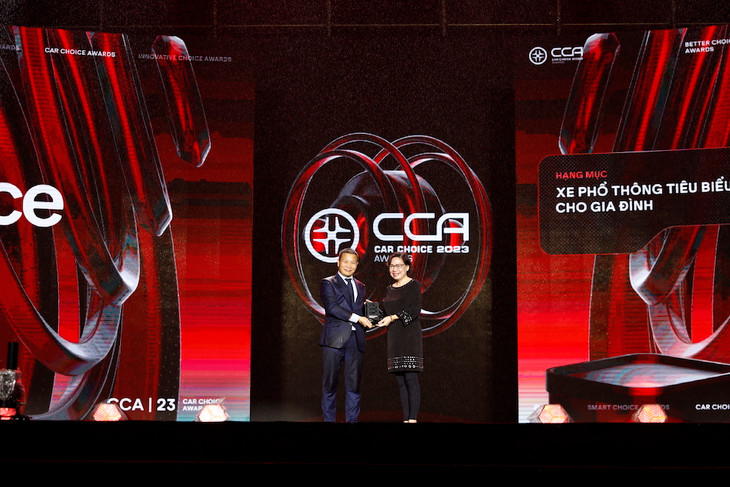 Ông Nguyễn Mạnh Thắng, thành viên của Hội đồng thẩm định chung khảo trao cúp cho bà Hồ Thanh Hương - Tổng Giám đốc VinFast thị trường Việt Nam.