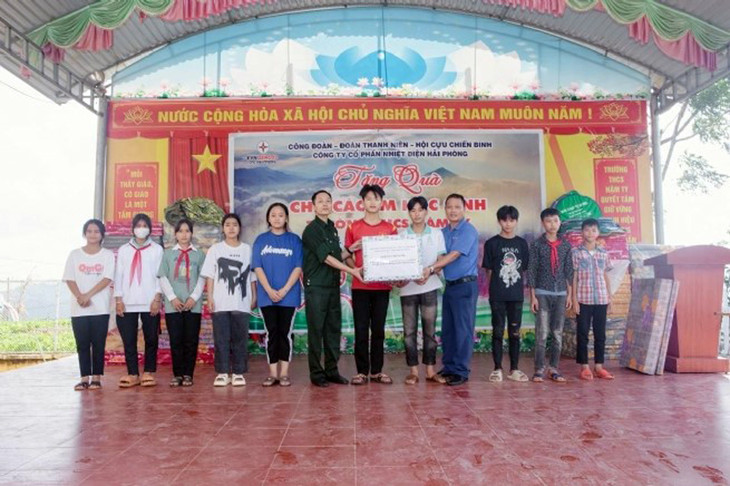 Tặng quà cho các em học sinh Trường THCS Dân tộc bán trú Nậm Ty